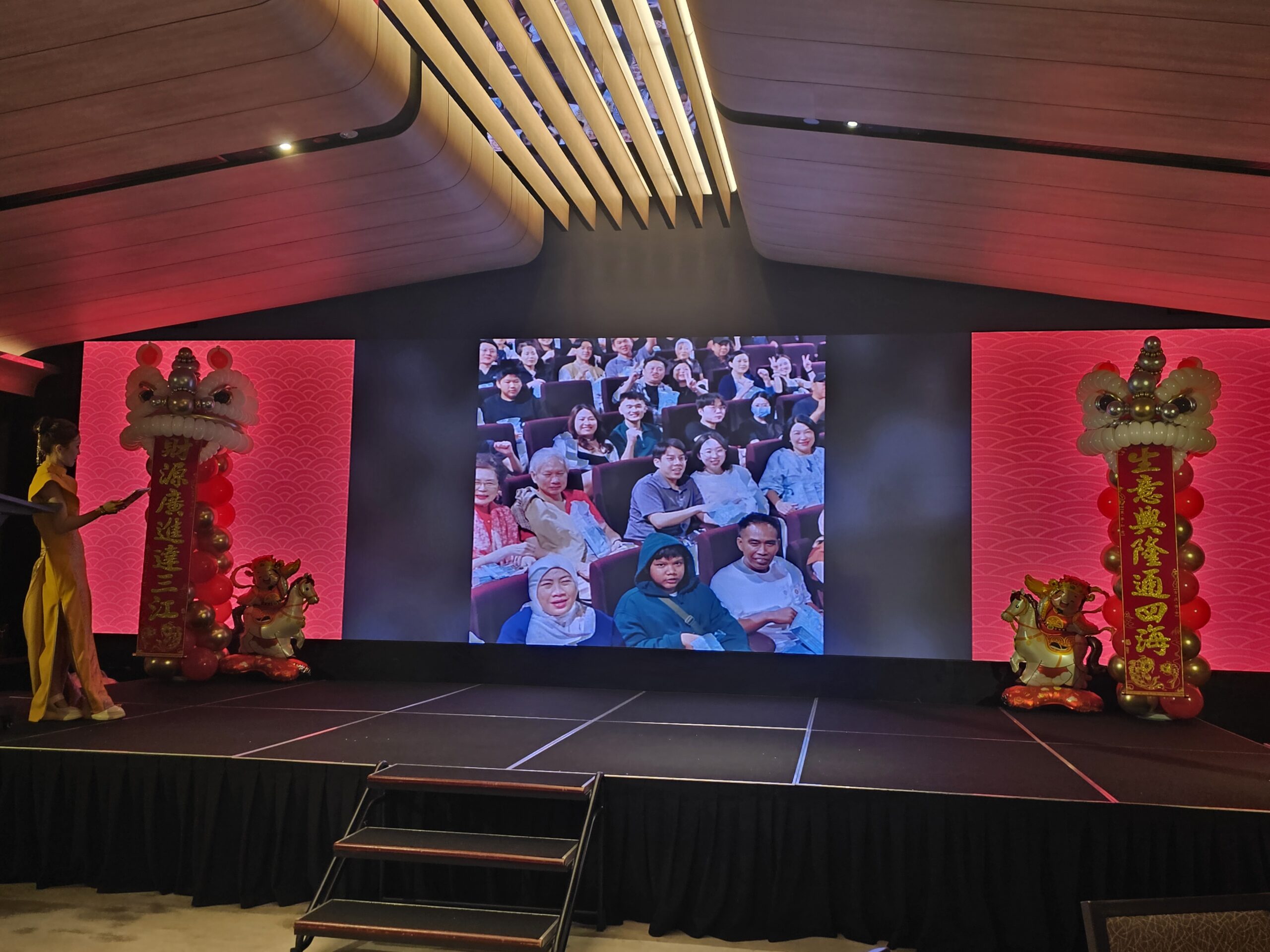 Balloon lion head Singapore Lunar New Year decoration flanking event stage